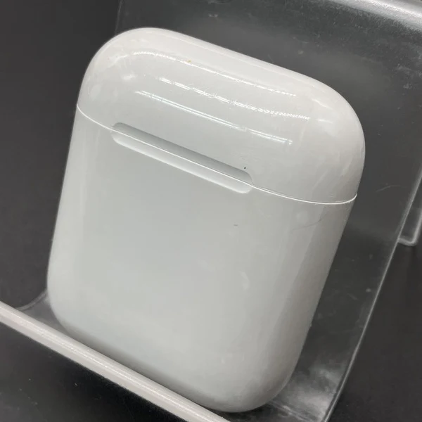 【中古】AirPods with Charging Case MV7N2J/A【秋葉原】 - Image 2